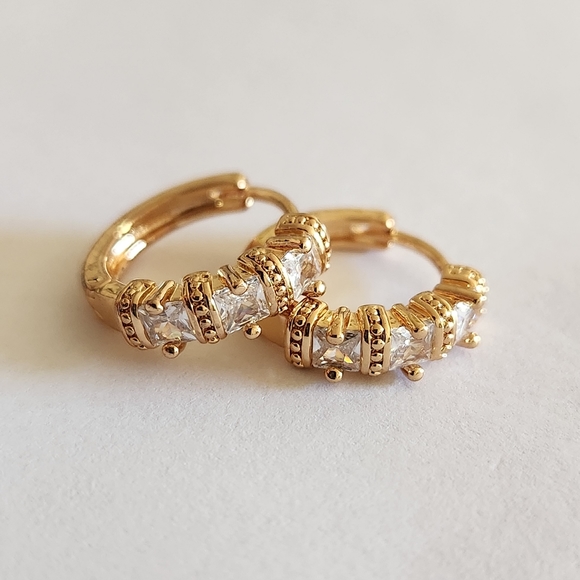 New 18K Gold Plated Princess Cut Diamond Huggie Hoop Earrings for Women - Picture 8 of 9